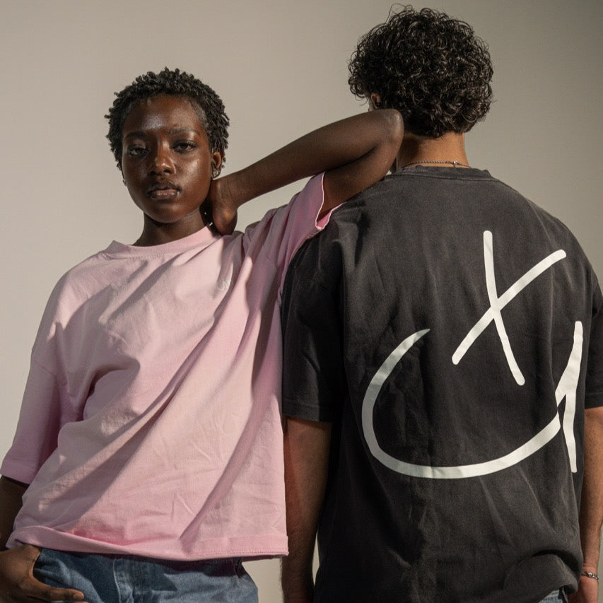 BLACK LOGO TEE
